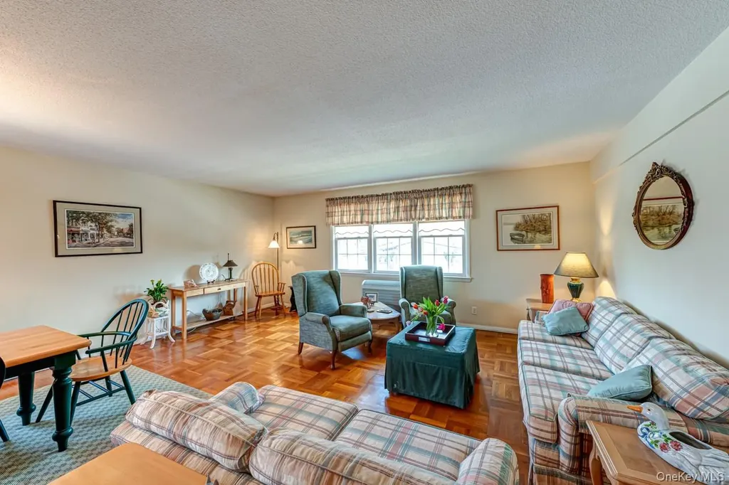 1 Bengeyfield Drive East Williston NY 11596