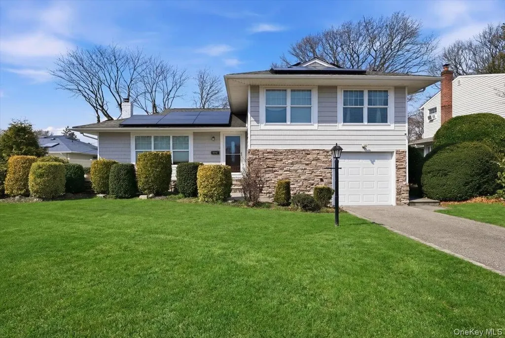 1419 Eric Lane East Meadow NY 11554