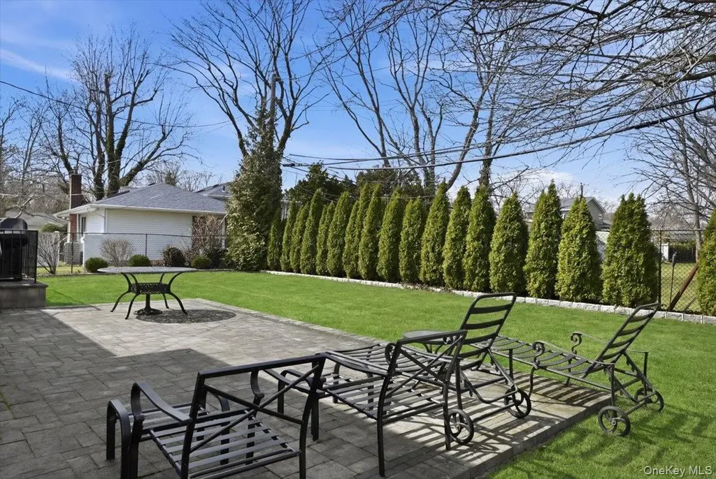 1419 Eric Lane East Meadow NY 11554