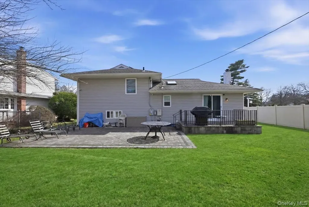 1419 Eric Lane East Meadow NY 11554