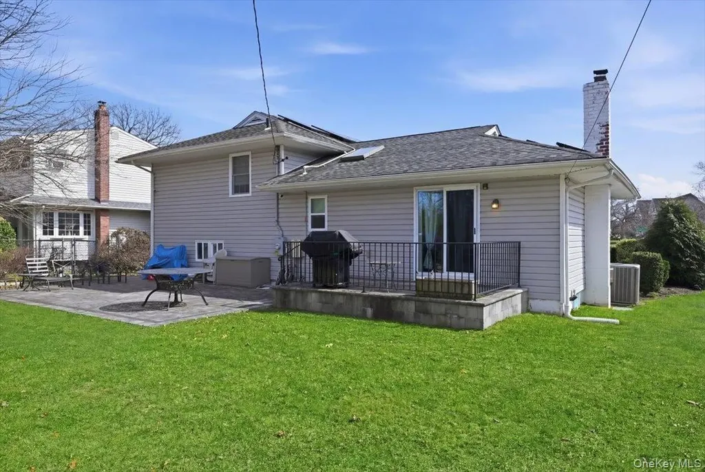 1419 Eric Lane East Meadow NY 11554