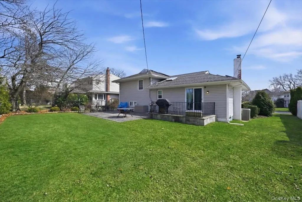 1419 Eric Lane East Meadow NY 11554