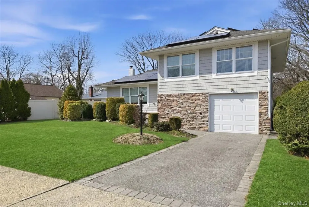 1419 Eric Lane East Meadow NY 11554
