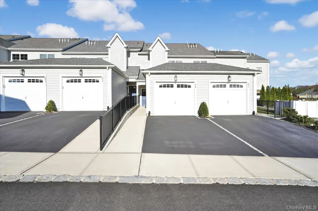 272 Silver Timber Drive Yaphank NY 11980
