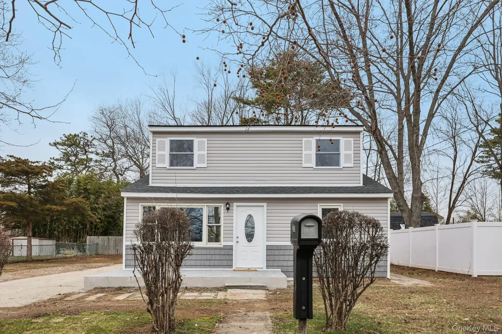33 E Cherry Street Central Islip NY 11722
