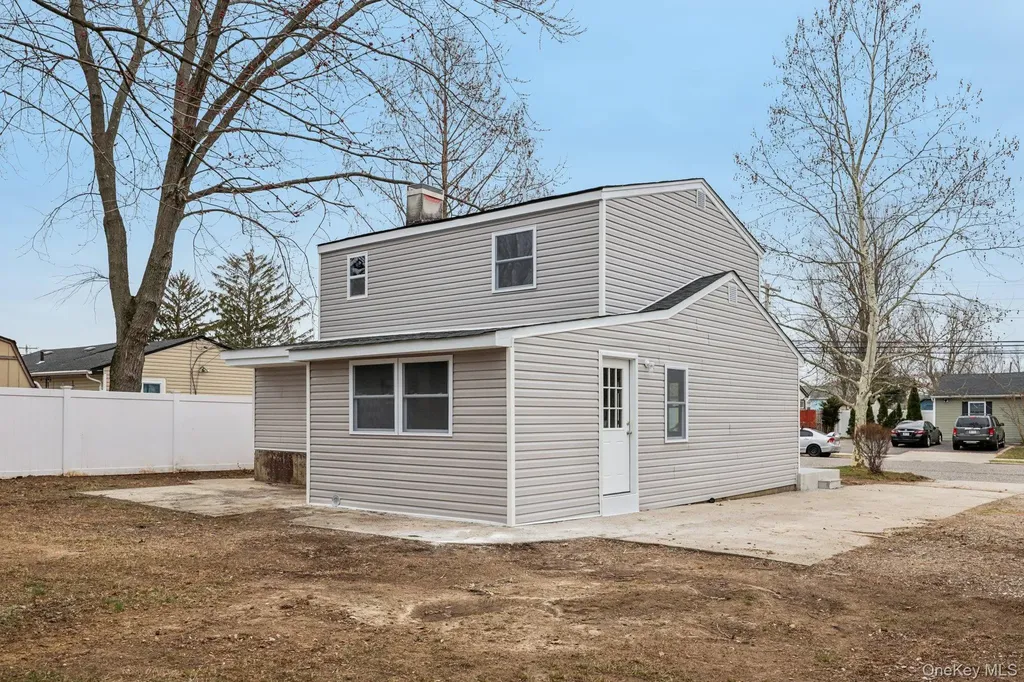 33 E Cherry Street Central Islip NY 11722