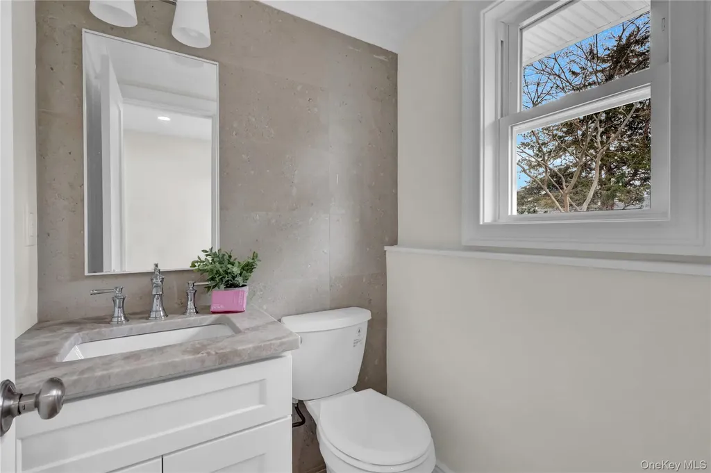 10 Poet Lane Greenlawn NY 11740