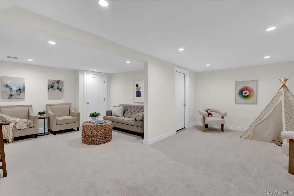 10 Poet Lane Greenlawn NY 11740