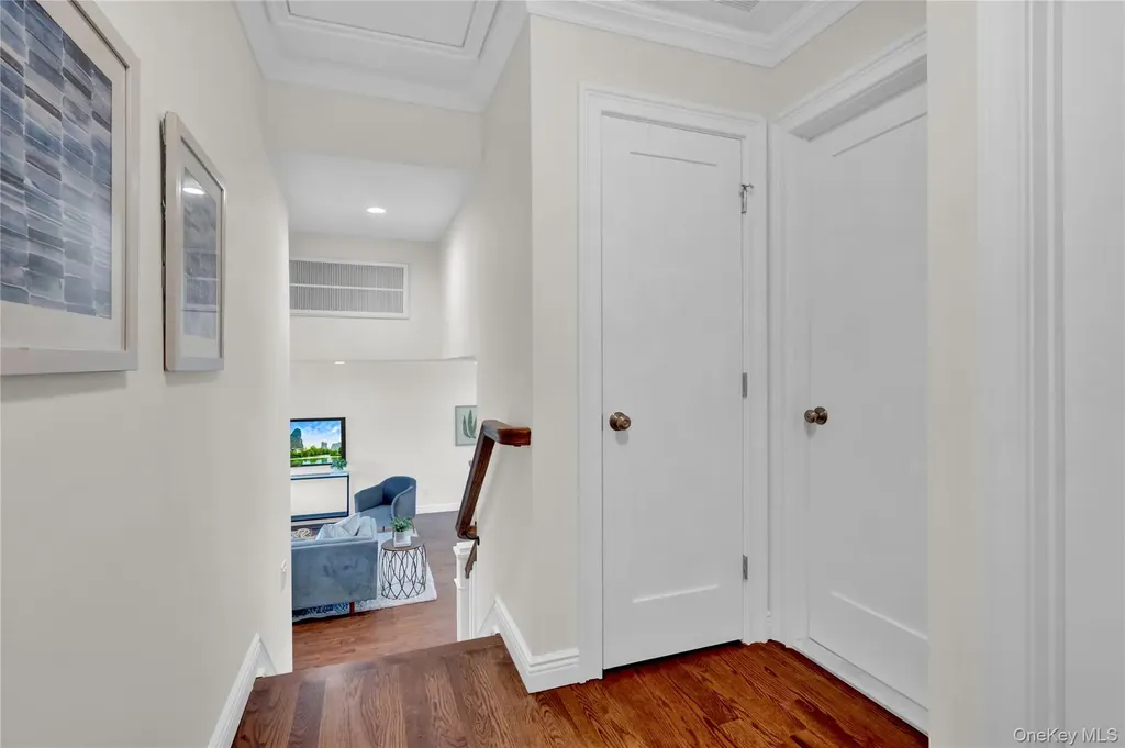 10 Poet Lane Greenlawn NY 11740