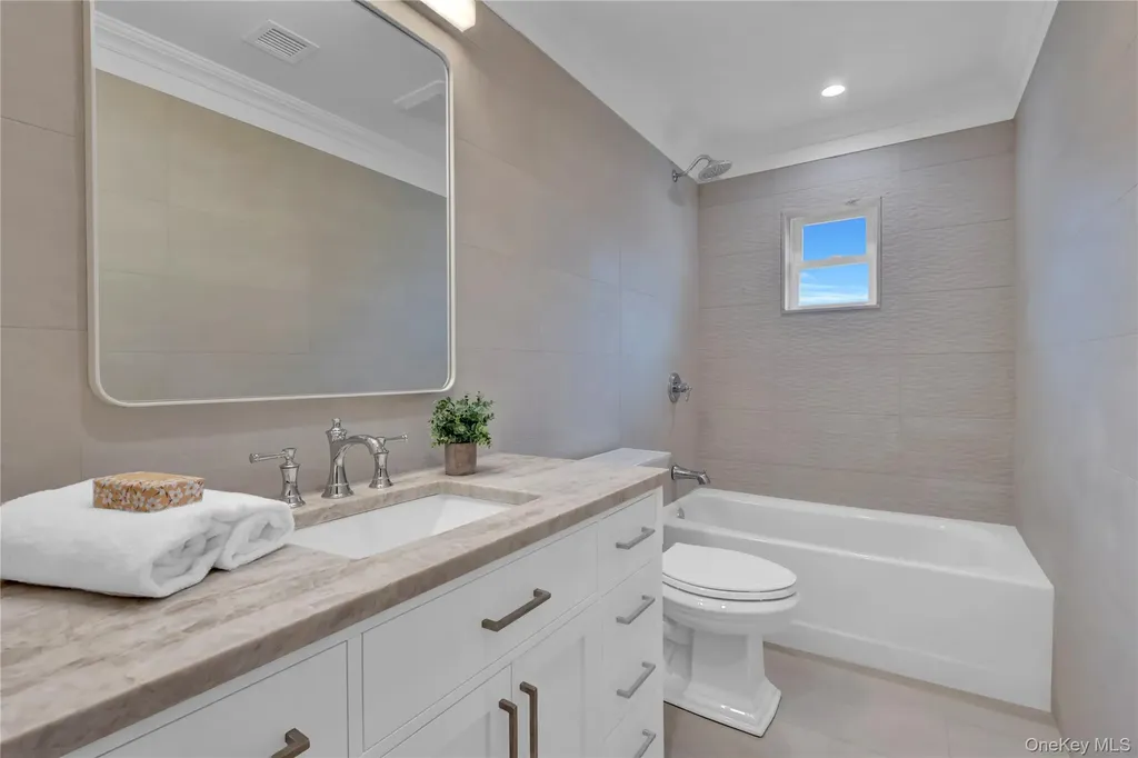10 Poet Lane Greenlawn NY 11740