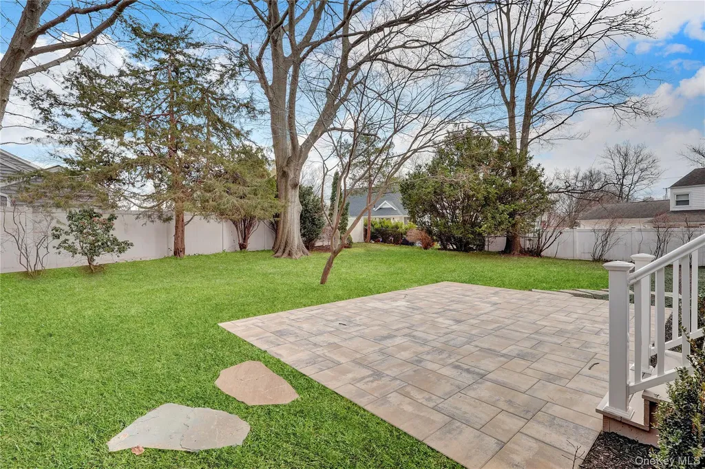 10 Poet Lane Greenlawn NY 11740