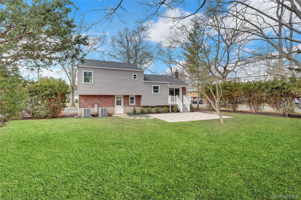 10 Poet Lane Greenlawn NY 11740