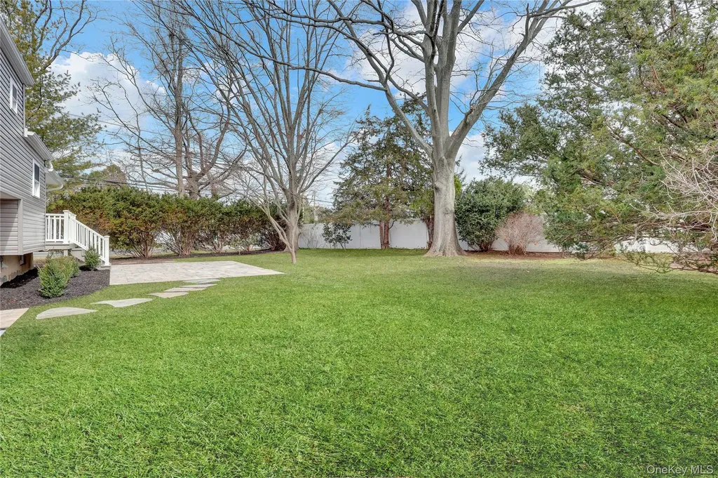 10 Poet Lane Greenlawn NY 11740