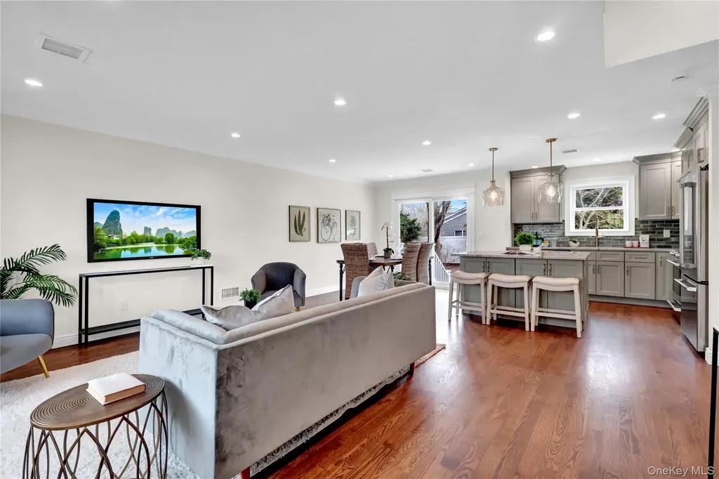 10 Poet Lane Greenlawn NY 11740