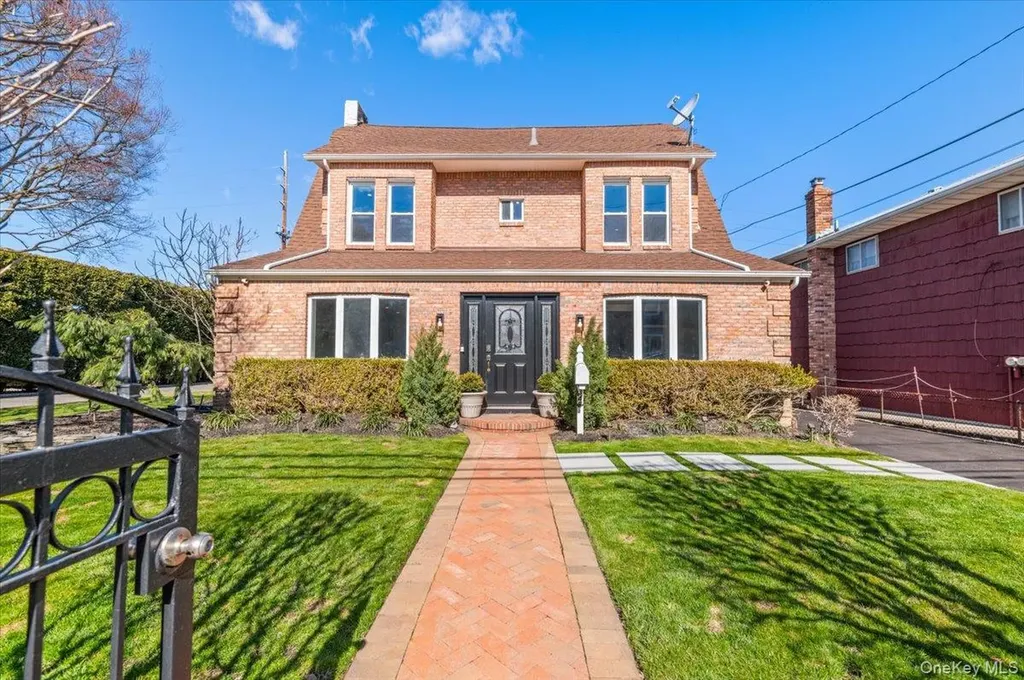 348 Mulry Lane Lawrence NY 11559