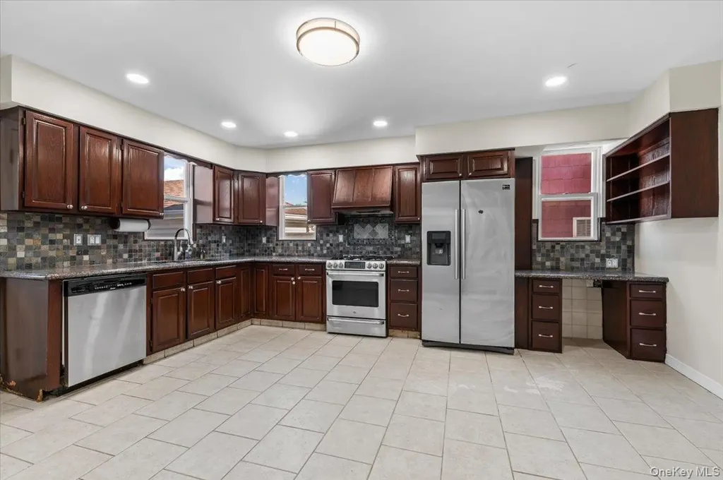 348 Mulry Lane Lawrence NY 11559