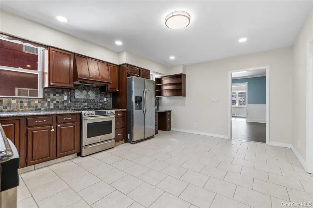 348 Mulry Lane Lawrence NY 11559