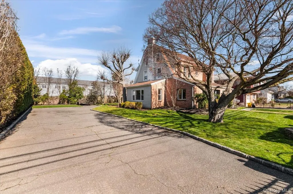 348 Mulry Lane Lawrence NY 11559