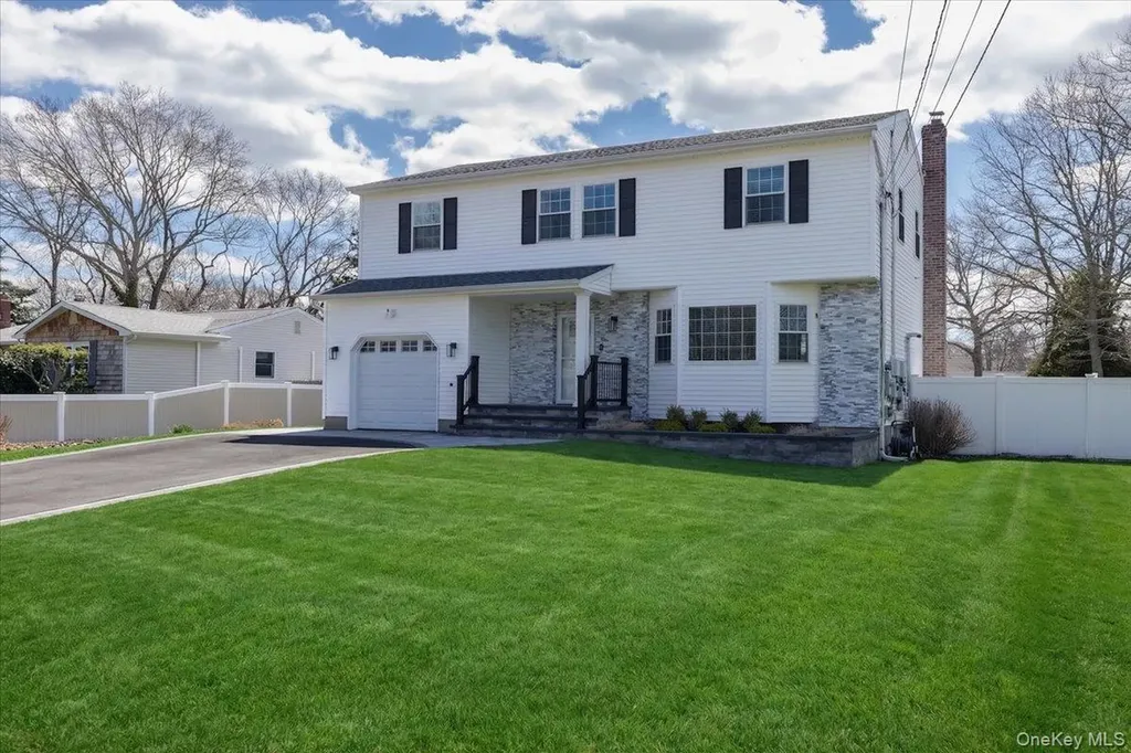 16 Loughlin Drive Shirley NY 11967