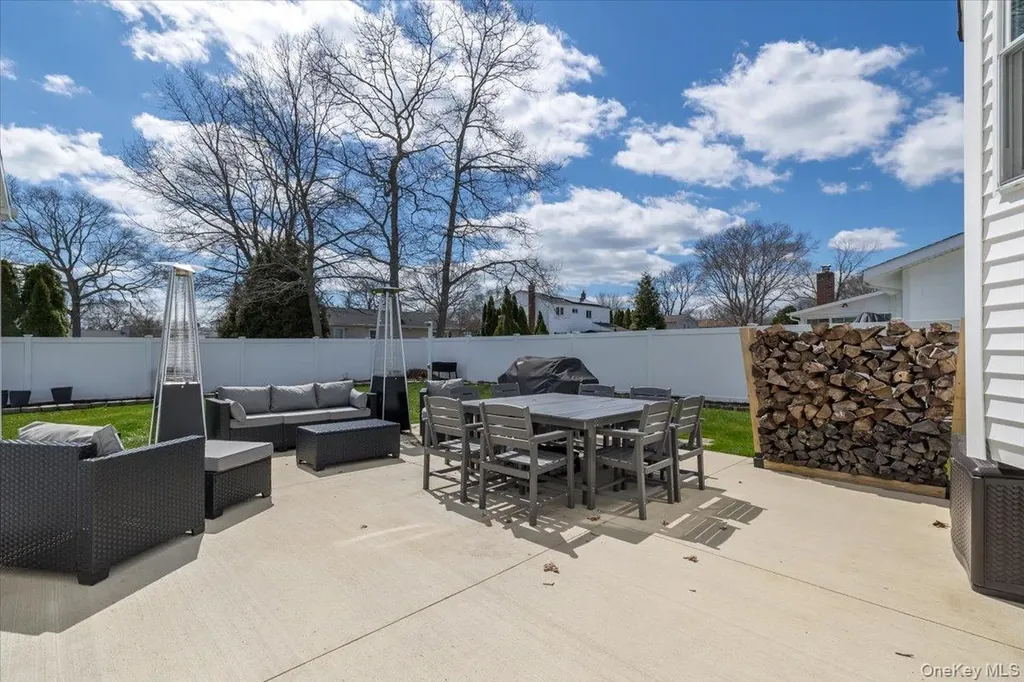16 Loughlin Drive Shirley NY 11967