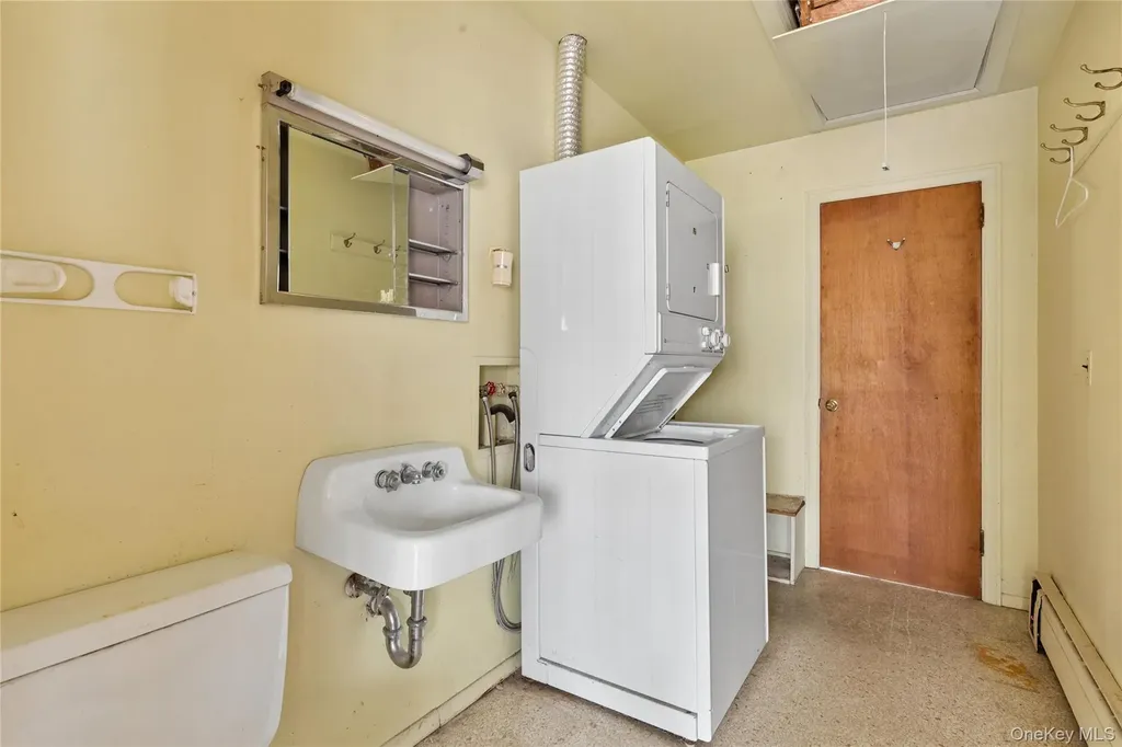 4 E Rampasture Road Hampton Bays NY 11946
