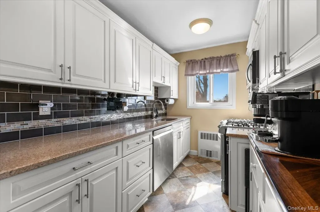 11 Edmunton North Babylon NY 11703