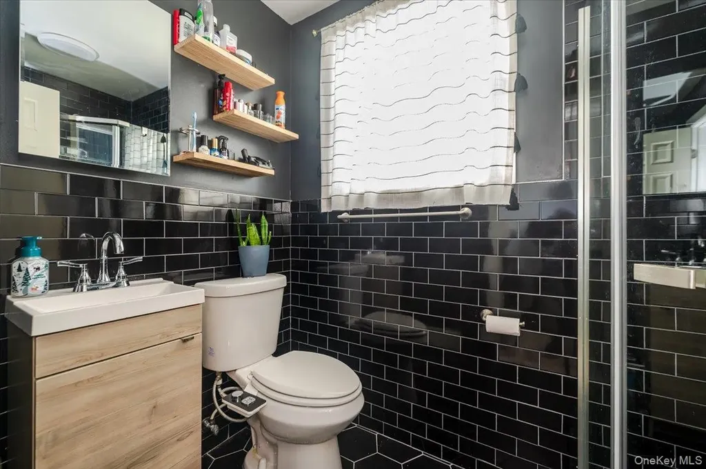 18 Cambridge Drive Babylon NY 11702