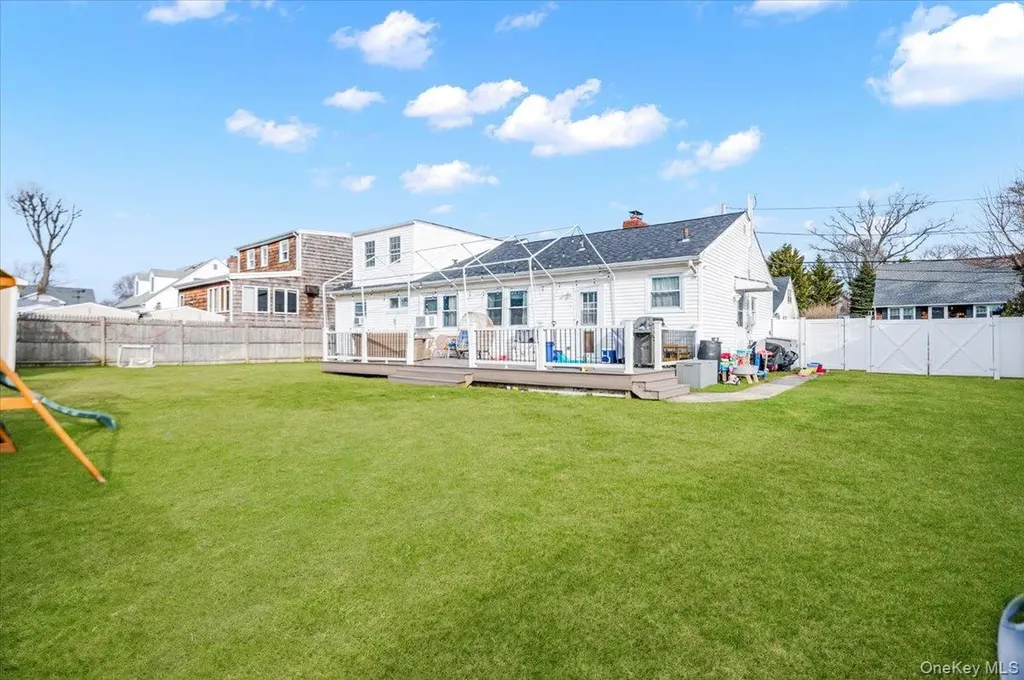 18 Cambridge Drive Babylon NY 11702