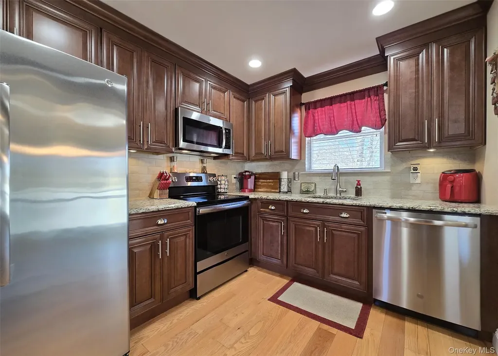 31 Stanley Drive Shirley NY 11967