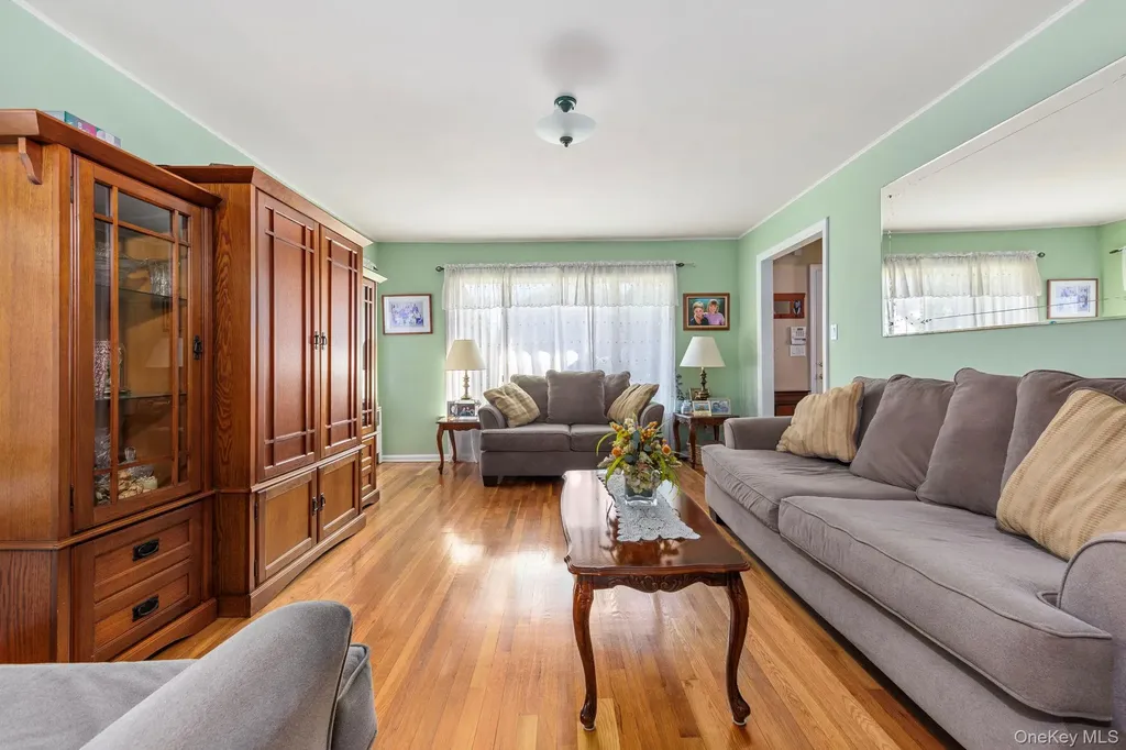 59 Pembrook Drive Mineola NY 11501