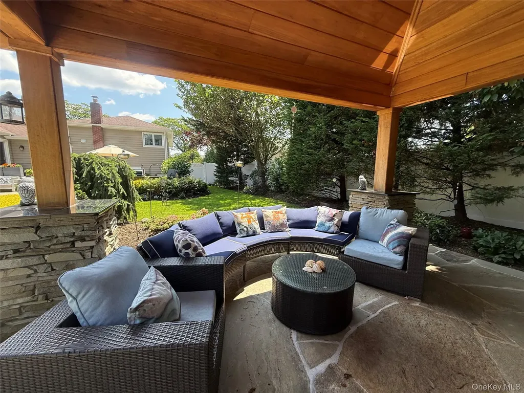 14 Townsend Place Syosset NY 11791