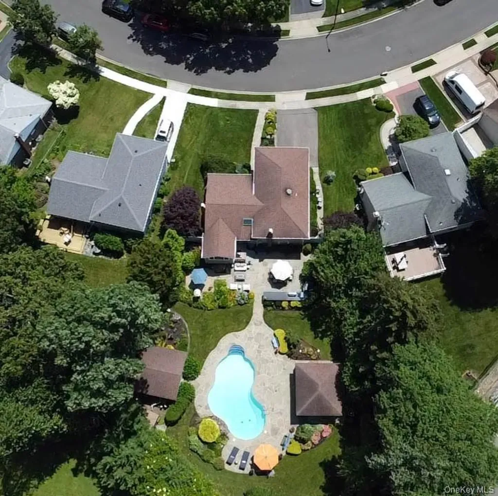 14 Townsend Place Syosset NY 11791