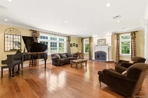 2 Shore Drive Manhasset NY 11030