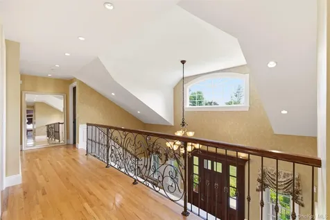 2 Shore Drive Manhasset NY 11030