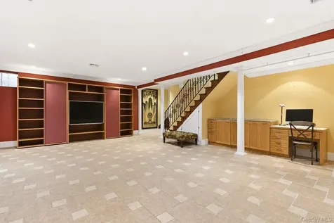 2 Shore Drive Manhasset NY 11030