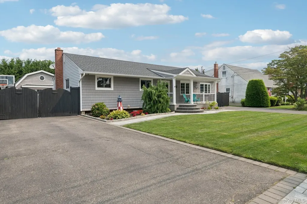 295 Silver Street West Babylon NY 11704