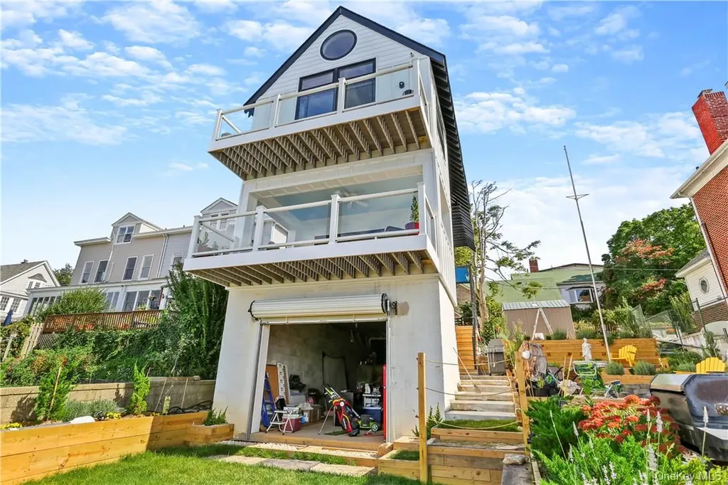81 Rochelle Street Bronx NY 10464