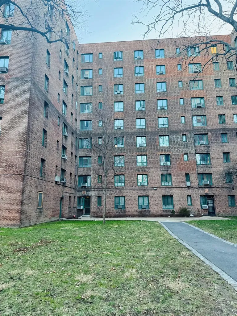 1561 Metropolitan Avenue Bronx NY 10462