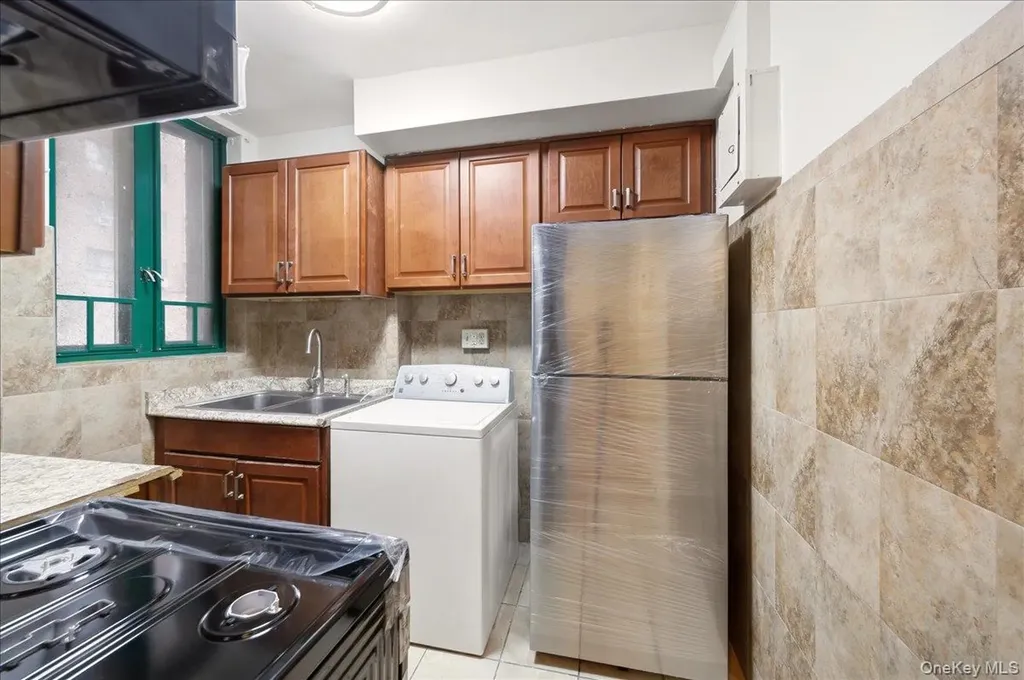 1561 Metropolitan Avenue Bronx NY 10462