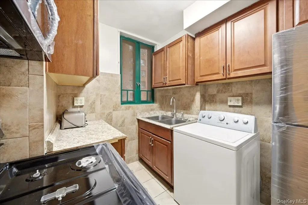 1561 Metropolitan Avenue Bronx NY 10462
