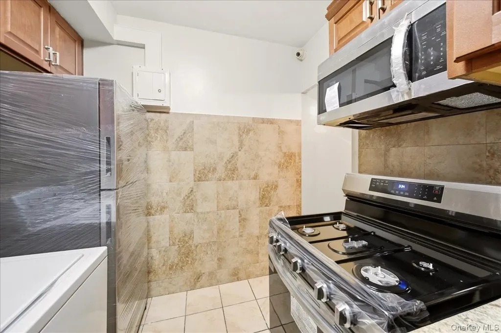 1561 Metropolitan Avenue Bronx NY 10462
