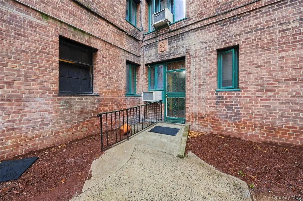 1561 Metropolitan Avenue Bronx NY 10462