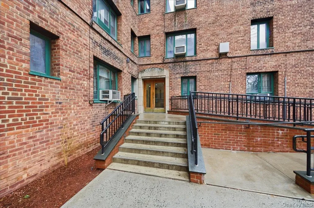 1561 Metropolitan Avenue Bronx NY 10462