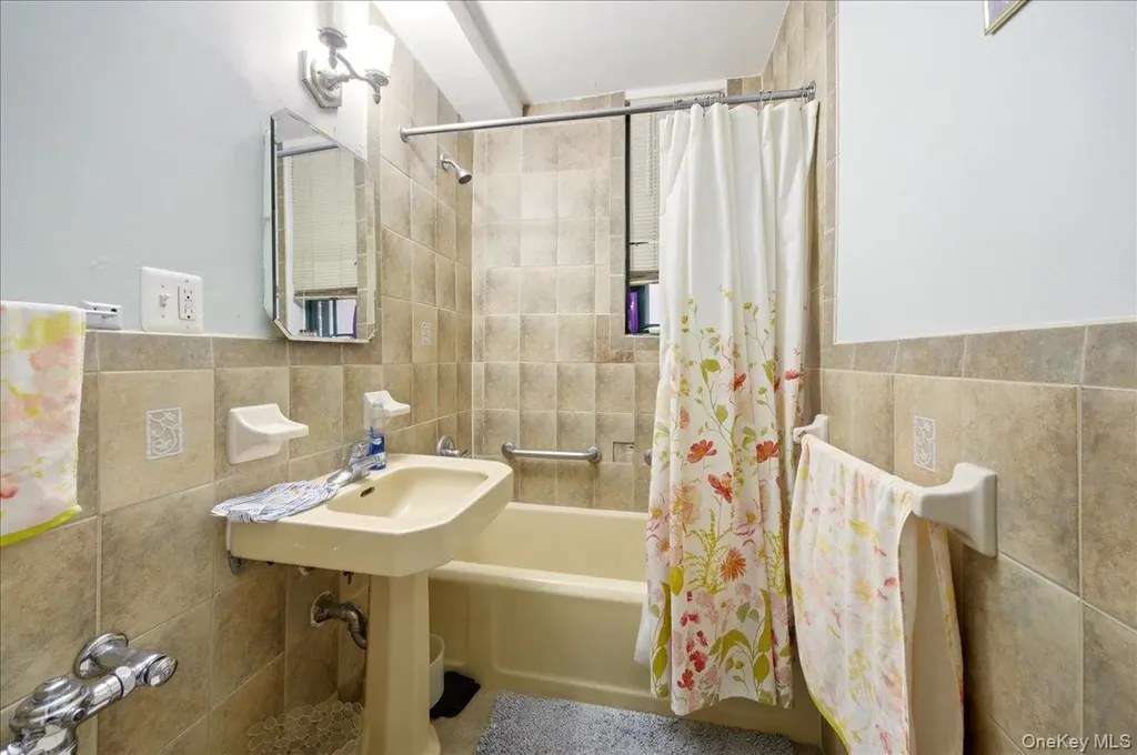 1561 Metropolitan Avenue Bronx NY 10462