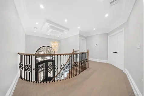 25909 81st Avenue Glen Oaks NY 11004