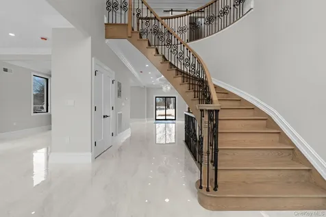 25909 81st Avenue Glen Oaks NY 11004