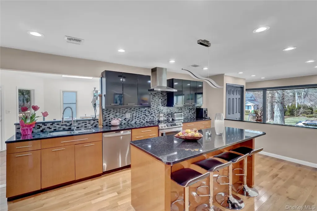 14 Regent Place Roslyn NY 11576