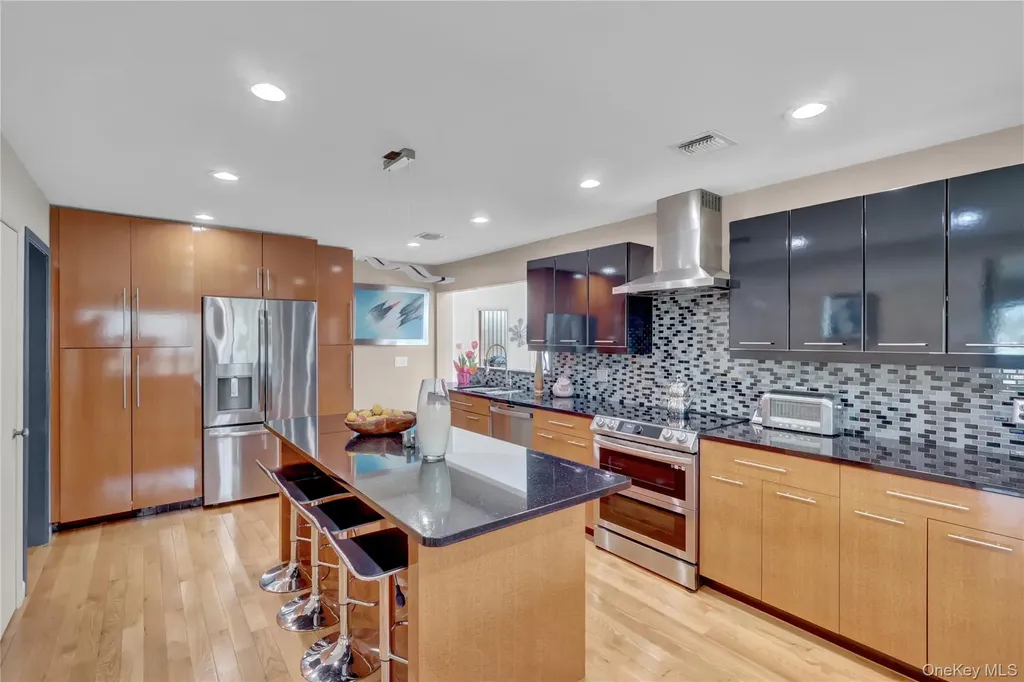 14 Regent Place Roslyn NY 11576