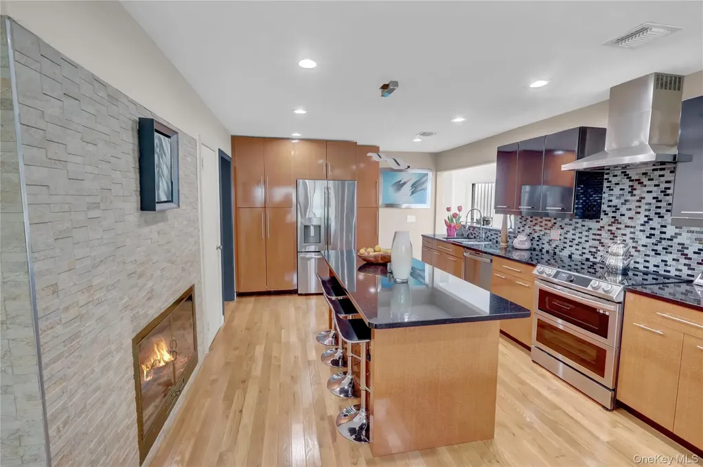 14 Regent Place Roslyn NY 11576