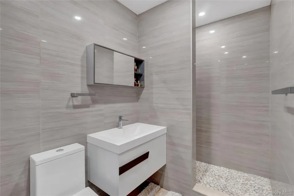 14 Regent Place Roslyn NY 11576